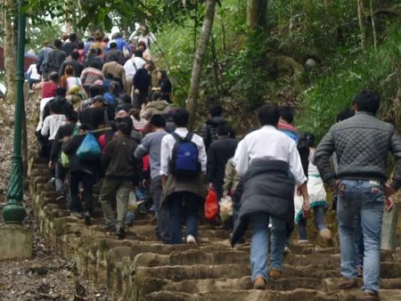 Khách thập phương nô nức du xuân về Yên Tử. Du khách có thể bộ hành... Hoặc thưởng ngoạn cảnh sắc núi non Yên tử từ cáp treo. Tình nguyện viên hướng dẫn du khách hành hương lên chùa. Bãi trông giữ xe được quy hoạch theo từng khu vực. Thùng rác công cộng đặt tại nhiều nơi thuận tiện. Nhân viên vệ sinh dang thu gom rác. Xe cứu thương... .... và xe cứu hỏa luôn túc trực để đề phòng sự cố. Công tác an ninh trật tự, phòng chống cháy nổ luôn được quan tâm đặc biệt tại mùa Lễ hội.