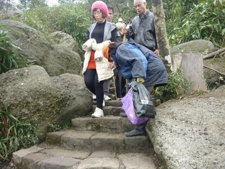 Khách thập phương nô nức du xuân về Yên Tử. Du khách có thể bộ hành... Hoặc thưởng ngoạn cảnh sắc núi non Yên tử từ cáp treo. Tình nguyện viên hướng dẫn du khách hành hương lên chùa. Bãi trông giữ xe được quy hoạch theo từng khu vực. Thùng rác công cộng đặt tại nhiều nơi thuận tiện. Nhân viên vệ sinh dang thu gom rác. Xe cứu thương... .... và xe cứu hỏa luôn túc trực để đề phòng sự cố. Công tác an ninh trật tự, phòng chống cháy nổ luôn được quan tâm đặc biệt tại mùa Lễ hội.