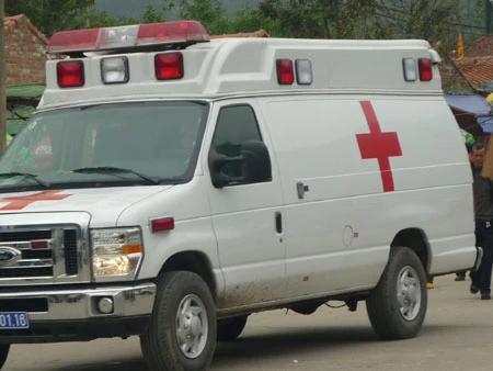 Khách thập phương nô nức du xuân về Yên Tử. Du khách có thể bộ hành... Hoặc thưởng ngoạn cảnh sắc núi non Yên tử từ cáp treo. Tình nguyện viên hướng dẫn du khách hành hương lên chùa. Bãi trông giữ xe được quy hoạch theo từng khu vực. Thùng rác công cộng đặt tại nhiều nơi thuận tiện. Nhân viên vệ sinh dang thu gom rác. Xe cứu thương... .... và xe cứu hỏa luôn túc trực để đề phòng sự cố. Công tác an ninh trật tự, phòng chống cháy nổ luôn được quan tâm đặc biệt tại mùa Lễ hội.