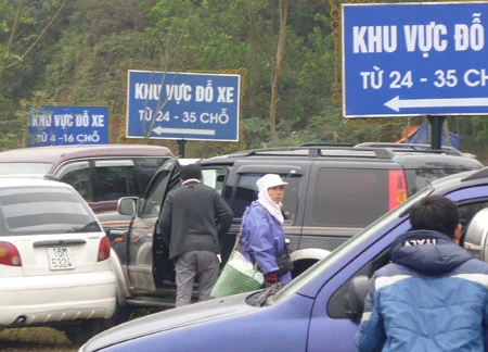 Khách thập phương nô nức du xuân về Yên Tử. Du khách có thể bộ hành... Hoặc thưởng ngoạn cảnh sắc núi non Yên tử từ cáp treo. Tình nguyện viên hướng dẫn du khách hành hương lên chùa. Bãi trông giữ xe được quy hoạch theo từng khu vực. Thùng rác công cộng đặt tại nhiều nơi thuận tiện. Nhân viên vệ sinh dang thu gom rác. Xe cứu thương... .... và xe cứu hỏa luôn túc trực để đề phòng sự cố. Công tác an ninh trật tự, phòng chống cháy nổ luôn được quan tâm đặc biệt tại mùa Lễ hội.