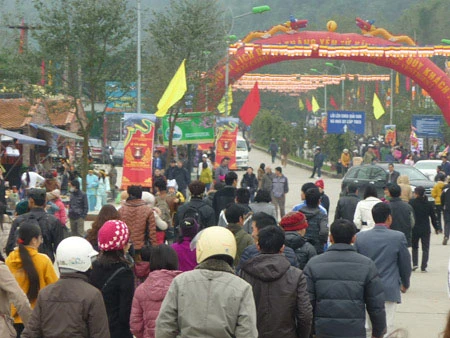 Khách thập phương nô nức du xuân về Yên Tử. Du khách có thể bộ hành... Hoặc thưởng ngoạn cảnh sắc núi non Yên tử từ cáp treo. Tình nguyện viên hướng dẫn du khách hành hương lên chùa. Bãi trông giữ xe được quy hoạch theo từng khu vực. Thùng rác công cộng đặt tại nhiều nơi thuận tiện. Nhân viên vệ sinh dang thu gom rác. Xe cứu thương... .... và xe cứu hỏa luôn túc trực để đề phòng sự cố. Công tác an ninh trật tự, phòng chống cháy nổ luôn được quan tâm đặc biệt tại mùa Lễ hội.