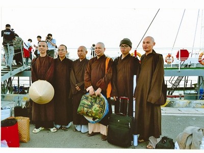 Tháng 5-2012, một chuyến tàu hải quân đưa TT.Thích Giác Nghĩa cùng 5 nhà sư khác cưỡi sóng, vượt biển ra với quần đảo thân yêu của Tổ quốc. Ảnh do Thượng tọa cung cấp. Tháng 5-2012, một chuyến tàu hải quân đưa Ðại đức Thích Giác Nghĩa cùng 5 nhà sư khác cưỡi sóng, vượt biển ra với quần đảo thân yêu của Tổ quốc
Ảnh do Đại đức cung cấp