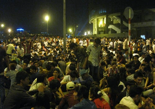 Hàng ngàn người dân đã chờ hơn 3 giờ để được xem pháo hoa