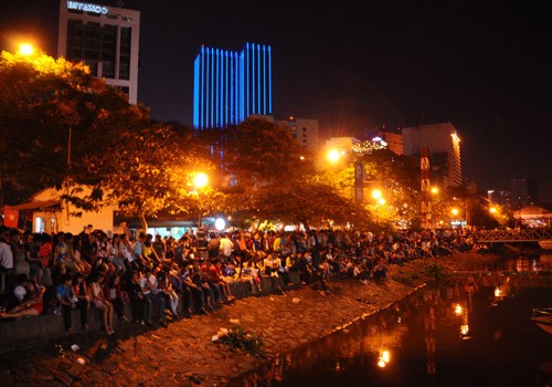 Hàng ngàn người dân đã chờ hơn 3 giờ để được xem pháo hoa Hàng ngàn người dân đã chờ hơn 3 giờ để được xem pháo hoa