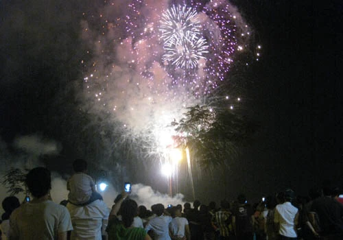 Người dân đón xem pháo hoa tại bến Bạch Đằng