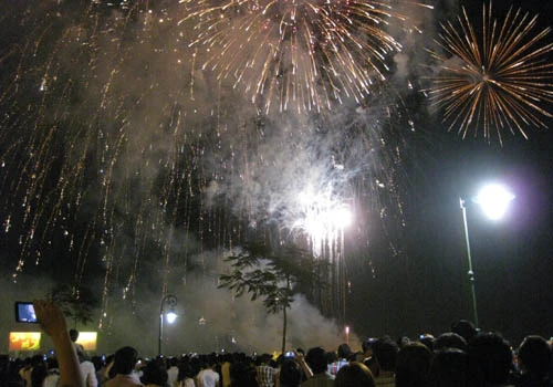 Người dân đón xem pháo hoa tại bến Bạch Đằng