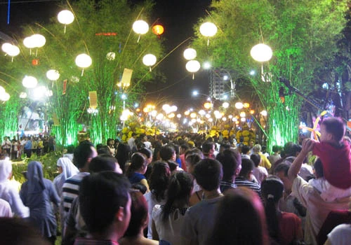 Dòng người chen chân trên đường hoa Nguyễn Huệ. Tranh thủ chụp ảnh kỷ niệm thời khắc đặc biệt.