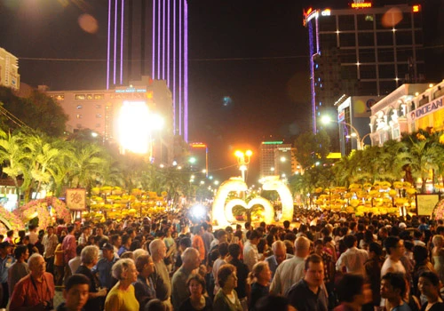 Dòng người chen chân trên đường hoa Nguyễn Huệ. Tranh thủ chụp ảnh kỷ niệm thời khắc đặc biệt.