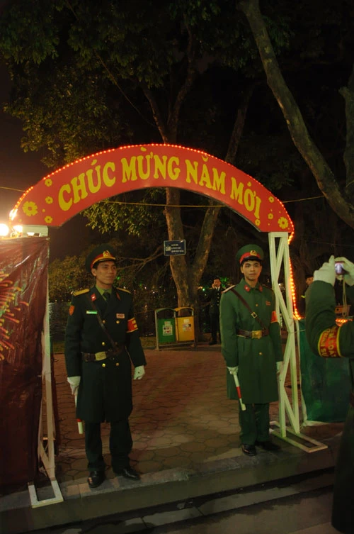 Dòng người bắt đầu hối hả tìm chỗ dừng chân đón giao thừa. Đã khá nhiều người tập trung trước các khu sân khấu quanh bờ hồ. 2 người lính đứng gác trước khu vực bố trí dàn pháo bắn pháo hoa. Rất nhiều người muốn chụp ảnh với những người lính này. Bữa ăn vội của lính cứu hỏa ngay trên cabin trước giờ giao thừa.