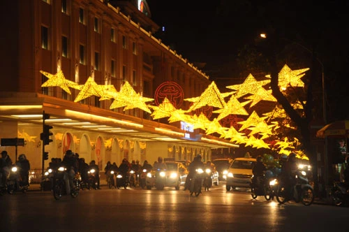 Dòng người bắt đầu hối hả tìm chỗ dừng chân đón giao thừa. Đã khá nhiều người tập trung trước các khu sân khấu quanh bờ hồ. 2 người lính đứng gác trước khu vực bố trí dàn pháo bắn pháo hoa. Rất nhiều người muốn chụp ảnh với những người lính này. Bữa ăn vội của lính cứu hỏa ngay trên cabin trước giờ giao thừa.