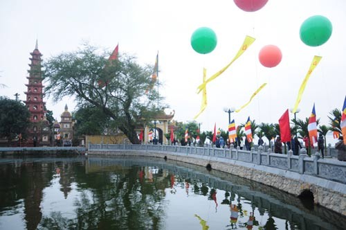 Theo phong tục, đầu năm người Việt thường ưu tiên xuất hành đi lễ chùa, cầu phúc, bình an và nhiều nhân duyên tốt lành cho năm mới. Với thời tiết giá rét của miền Bắc, sáng hôm nay - mùng Một Tết, các địa chỉ tín ngưỡng, tâm linh ở Hà Nội rộn ràng với dòng người đổ về cầu nguyện... Từ sớm nhiều người dân Hà Nội đã đi chùa để cầu may Chùa Trấn Quốc trở nên tấp nập Đi chùa đầu năm là một phong tục đẹp của người Việt Mong một năm mới nhiều tốt đẹp Một bạn trẻ đi chùa vào dịp đầu năm Một người nước ngoài đi chùa Trấn Quốc