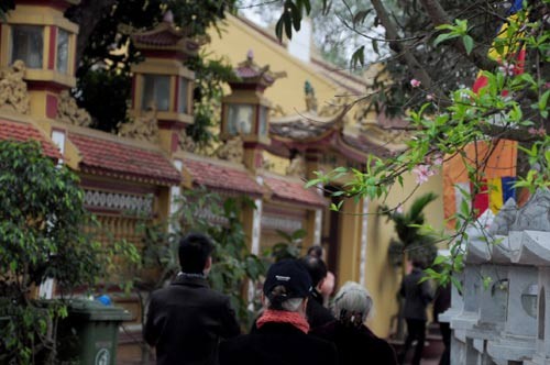 Theo phong tục, đầu năm người Việt thường ưu tiên xuất hành đi lễ chùa, cầu phúc, bình an và nhiều nhân duyên tốt lành cho năm mới. Với thời tiết giá rét của miền Bắc, sáng hôm nay - mùng Một Tết, các địa chỉ tín ngưỡng, tâm linh ở Hà Nội rộn ràng với dòng người đổ về cầu nguyện... Từ sớm nhiều người dân Hà Nội đã đi chùa để cầu may Chùa Trấn Quốc trở nên tấp nập Đi chùa đầu năm là một phong tục đẹp của người Việt Mong một năm mới nhiều tốt đẹp Một bạn trẻ đi chùa vào dịp đầu năm Một người nước ngoài đi chùa Trấn Quốc