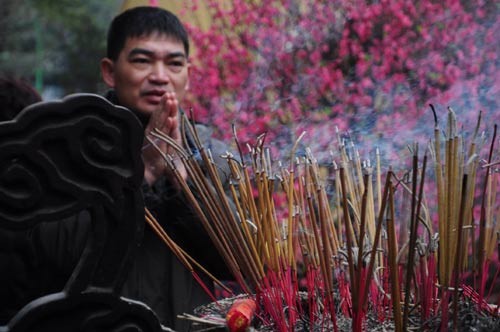 Theo phong tục, đầu năm người Việt thường ưu tiên xuất hành đi lễ chùa, cầu phúc, bình an và nhiều nhân duyên tốt lành cho năm mới. Với thời tiết giá rét của miền Bắc, sáng hôm nay - mùng Một Tết, các địa chỉ tín ngưỡng, tâm linh ở Hà Nội rộn ràng với dòng người đổ về cầu nguyện... Từ sớm nhiều người dân Hà Nội đã đi chùa để cầu may Chùa Trấn Quốc trở nên tấp nập Đi chùa đầu năm là một phong tục đẹp của người Việt Mong một năm mới nhiều tốt đẹp Một bạn trẻ đi chùa vào dịp đầu năm Một người nước ngoài đi chùa Trấn Quốc