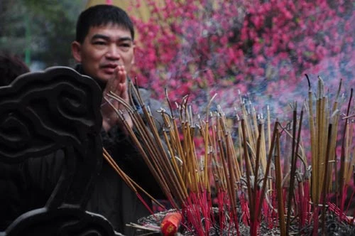 Theo phong tục, đầu năm người Việt thường ưu tiên xuất hành đi lễ chùa, cầu phúc, bình an và nhiều nhân duyên tốt lành cho năm mới. Với thời tiết giá rét của miền Bắc, sáng hôm nay - mùng Một Tết, các địa chỉ tín ngưỡng, tâm linh ở Hà Nội rộn ràng với dòng người đổ về cầu nguyện... Từ sớm nhiều người dân Hà Nội đã đi chùa để cầu may Chùa Trấn Quốc trở nên tấp nập Đi chùa đầu năm là một phong tục đẹp của người Việt Mong một năm mới nhiều tốt đẹp Một bạn trẻ đi chùa vào dịp đầu năm Một người nước ngoài đi chùa Trấn Quốc