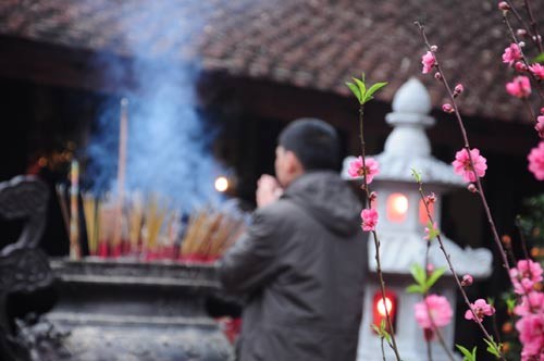 Theo phong tục, đầu năm người Việt thường ưu tiên xuất hành đi lễ chùa, cầu phúc, bình an và nhiều nhân duyên tốt lành cho năm mới. Với thời tiết giá rét của miền Bắc, sáng hôm nay - mùng Một Tết, các địa chỉ tín ngưỡng, tâm linh ở Hà Nội rộn ràng với dòng người đổ về cầu nguyện... Từ sớm nhiều người dân Hà Nội đã đi chùa để cầu may Chùa Trấn Quốc trở nên tấp nập Đi chùa đầu năm là một phong tục đẹp của người Việt Mong một năm mới nhiều tốt đẹp Một bạn trẻ đi chùa vào dịp đầu năm Một người nước ngoài đi chùa Trấn Quốc