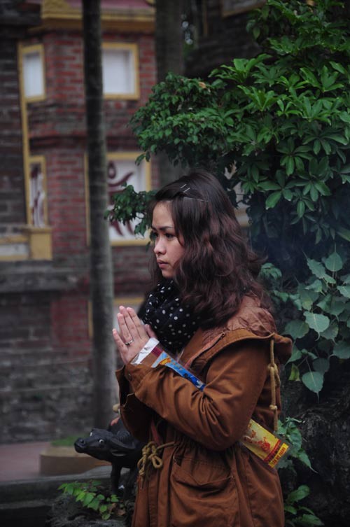 Theo phong tục, đầu năm người Việt thường ưu tiên xuất hành đi lễ chùa, cầu phúc, bình an và nhiều nhân duyên tốt lành cho năm mới. Với thời tiết giá rét của miền Bắc, sáng hôm nay - mùng Một Tết, các địa chỉ tín ngưỡng, tâm linh ở Hà Nội rộn ràng với dòng người đổ về cầu nguyện... Từ sớm nhiều người dân Hà Nội đã đi chùa để cầu may Chùa Trấn Quốc trở nên tấp nập Đi chùa đầu năm là một phong tục đẹp của người Việt Mong một năm mới nhiều tốt đẹp Một bạn trẻ đi chùa vào dịp đầu năm Một người nước ngoài đi chùa Trấn Quốc