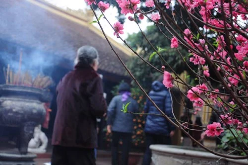 Theo phong tục, đầu năm người Việt thường ưu tiên xuất hành đi lễ chùa, cầu phúc, bình an và nhiều nhân duyên tốt lành cho năm mới. Với thời tiết giá rét của miền Bắc, sáng hôm nay - mùng Một Tết, các địa chỉ tín ngưỡng, tâm linh ở Hà Nội rộn ràng với dòng người đổ về cầu nguyện... Từ sớm nhiều người dân Hà Nội đã đi chùa để cầu may Chùa Trấn Quốc trở nên tấp nập Đi chùa đầu năm là một phong tục đẹp của người Việt Mong một năm mới nhiều tốt đẹp Một bạn trẻ đi chùa vào dịp đầu năm Một người nước ngoài đi chùa Trấn Quốc