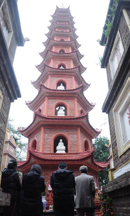 Theo phong tục, đầu năm người Việt thường ưu tiên xuất hành đi lễ chùa, cầu phúc, bình an và nhiều nhân duyên tốt lành cho năm mới. Với thời tiết giá rét của miền Bắc, sáng hôm nay - mùng Một Tết, các địa chỉ tín ngưỡng, tâm linh ở Hà Nội rộn ràng với dòng người đổ về cầu nguyện... Từ sớm nhiều người dân Hà Nội đã đi chùa để cầu may Chùa Trấn Quốc trở nên tấp nập Đi chùa đầu năm là một phong tục đẹp của người Việt Mong một năm mới nhiều tốt đẹp Một bạn trẻ đi chùa vào dịp đầu năm Một người nước ngoài đi chùa Trấn Quốc