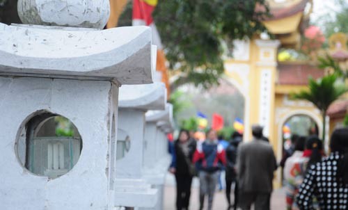 Theo phong tục, đầu năm người Việt thường ưu tiên xuất hành đi lễ chùa, cầu phúc, bình an và nhiều nhân duyên tốt lành cho năm mới. Với thời tiết giá rét của miền Bắc, sáng hôm nay - mùng Một Tết, các địa chỉ tín ngưỡng, tâm linh ở Hà Nội rộn ràng với dòng người đổ về cầu nguyện... Từ sớm nhiều người dân Hà Nội đã đi chùa để cầu may Chùa Trấn Quốc trở nên tấp nập Đi chùa đầu năm là một phong tục đẹp của người Việt Mong một năm mới nhiều tốt đẹp Một bạn trẻ đi chùa vào dịp đầu năm Một người nước ngoài đi chùa Trấn Quốc