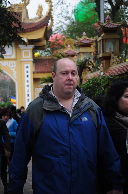 Theo phong tục, đầu năm người Việt thường ưu tiên xuất hành đi lễ chùa, cầu phúc, bình an và nhiều nhân duyên tốt lành cho năm mới. Với thời tiết giá rét của miền Bắc, sáng hôm nay - mùng Một Tết, các địa chỉ tín ngưỡng, tâm linh ở Hà Nội rộn ràng với dòng người đổ về cầu nguyện... Từ sớm nhiều người dân Hà Nội đã đi chùa để cầu may Chùa Trấn Quốc trở nên tấp nập Đi chùa đầu năm là một phong tục đẹp của người Việt Mong một năm mới nhiều tốt đẹp Một bạn trẻ đi chùa vào dịp đầu năm Một người nước ngoài đi chùa Trấn Quốc