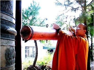 Đại đức Thích Trúc Thái thỉnh chuông trên chùa Ba Vàng Đại đức Thích Trúc Thái thỉnh chuông trên chùa Ba Vàng