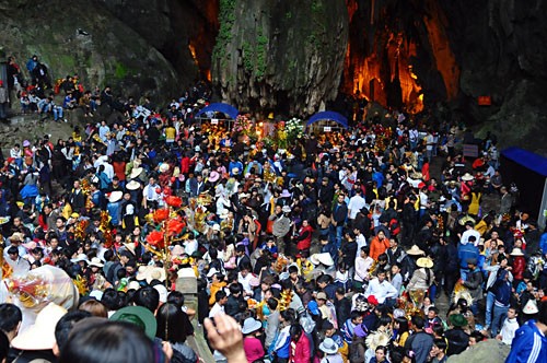 Cả nghìn người chen chúc dưới động Hương Tích. Cả nghìn người chen chúc dưới động Hương Tích.