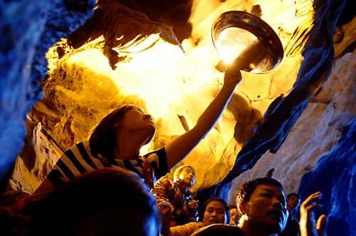 Cả nghìn người chen chúc dưới động Hương Tích.