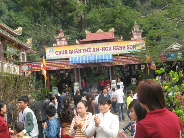Đường vào chùa nhỏ, ách tắc ngày đầu năm ảnh 2 Quantheam2.jpg