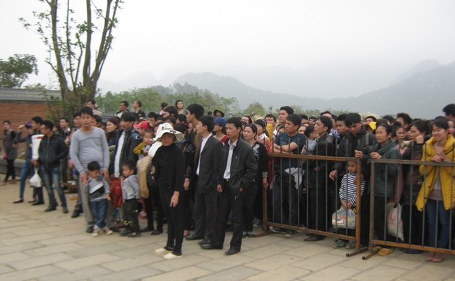 e_ hang nghin du khach da mua ve xe dien nhung phai mon moi xep hang cho den luot  len xe dien.JPG