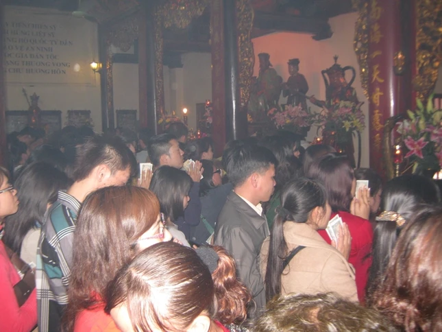 rat dong nguoi vao chua le phat dau nam_ anh chup o chua tran quoc.JPG