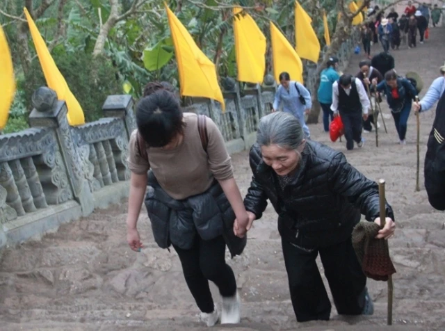 Một lần lên đỉnh thiêng Yên Tử ảnh 3 nonthiengyentu07.JPG