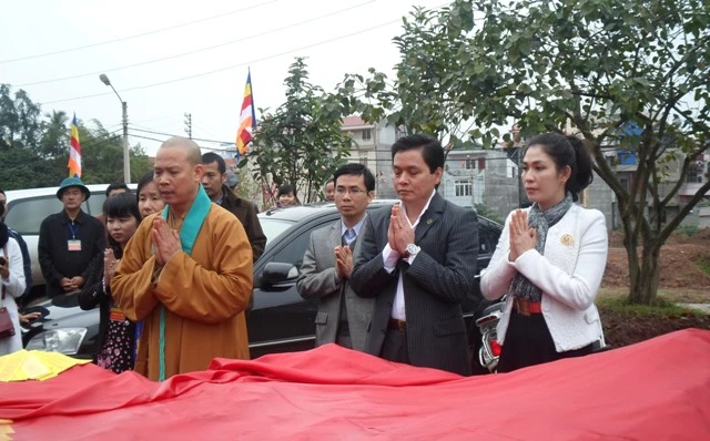 Cung nghinh khối ngọc xanh tạc tượng Phật ảnh 1 phu lien1.JPG