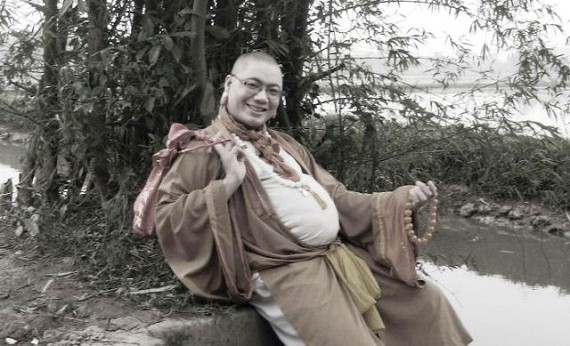 Gặp nhà sư hóa trang Phật Di Lặc ảnh 3 thay tanhkha3.jpg