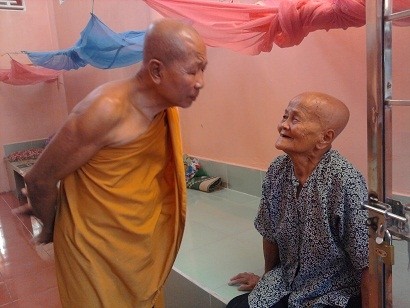 dai duc tham hoi nguoi gia.JPG