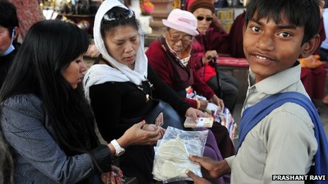 Trẻ em nghèo Ấn Độ kiếm sống bằng lá bồ-đề thiêng ảnh 1 Bo de 1.jpg