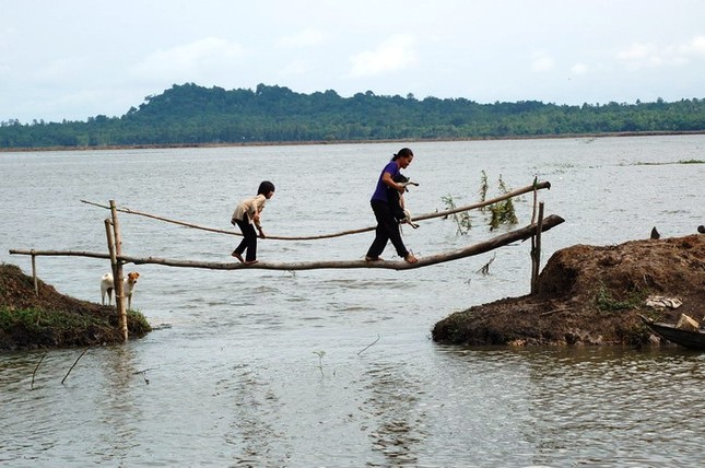 Tu giữa đời thường ảnh 1 song dao.jpg