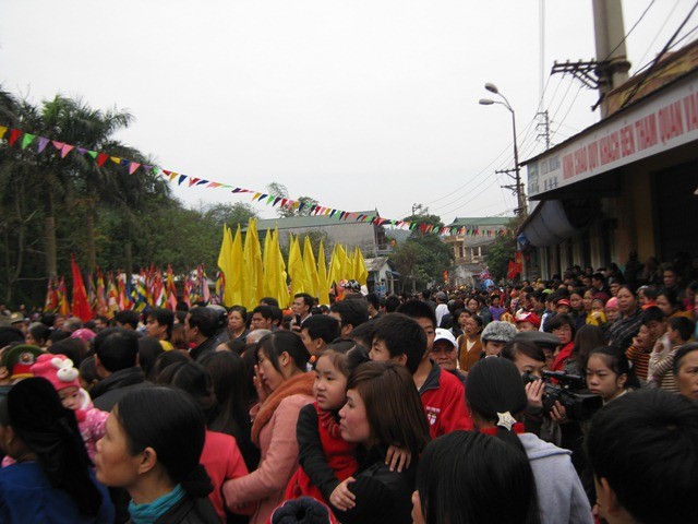 dong nghit nguoi dan di hoi chua tam thanh.JPG