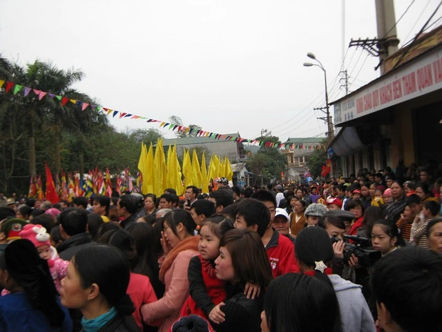 Đặc sắc lễ hội chùa Tam Thanh ảnh 2 dong nghit nguoi dan di hoi chua tam thanh.JPG