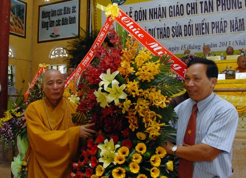 ong pham hoa CT UBMTTQ tinh tang hoa chuc mung.jpg