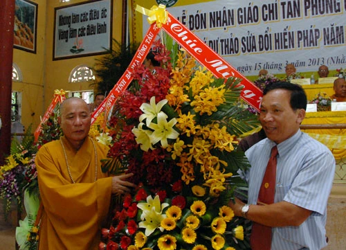 ong pham hoa CT UBMTTQ tinh tang hoa chuc mung.jpg