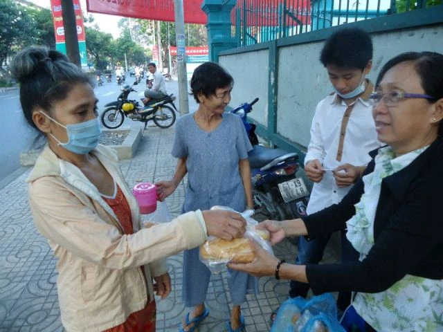 “Bánh mì yêu thương” trao tay bệnh nhân nghèo ảnh 1 bmi (2).jpg