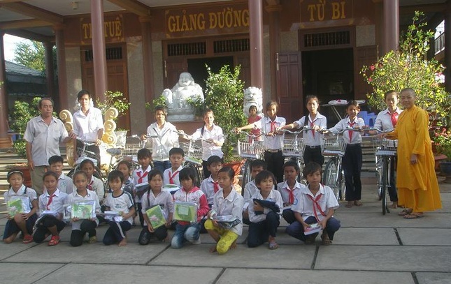 phat qua cho hoc sinh.JPG