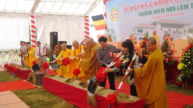 anh 8- Cac chu ton hoa thuong cung lanh dao tinh tham gia le dat da khoi cong xay dung truong.JPG