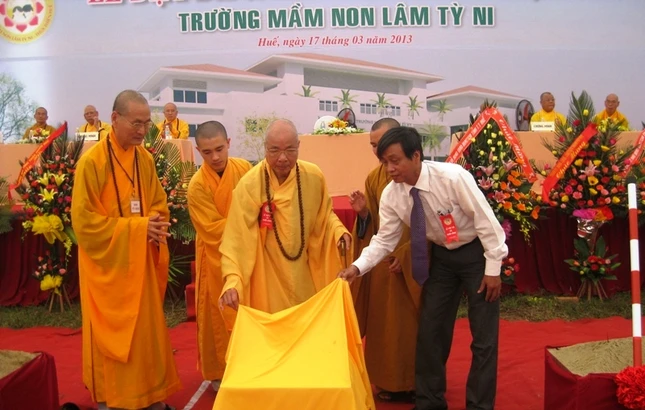 hoa thuong Thich Duc Phuong chung minh le dat da.JPG