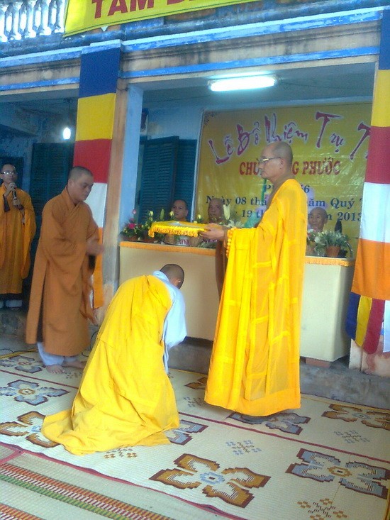 Bổ nhiệm trụ trì chùa Long Phước ảnh 1 HT trao quy_t =_nh.jpg