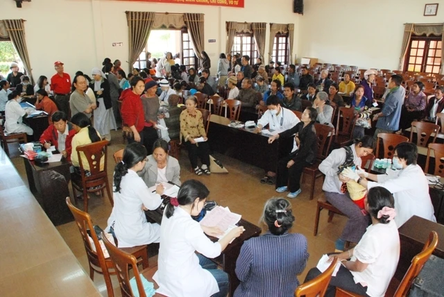 Khám bệnh, tặng quà cho người nghèo dân tộc ảnh 2 2.jpg
