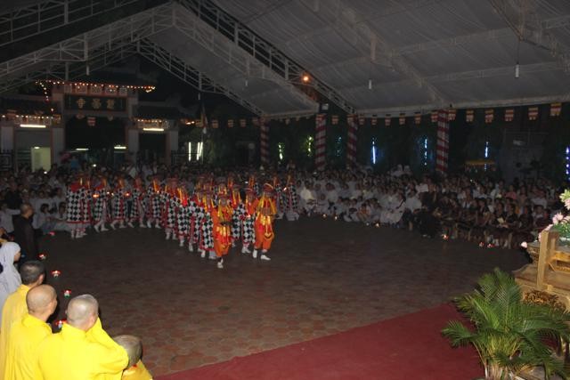 Chùm ảnh: Vũ hội lục cúng hoa đăng ảnh 11