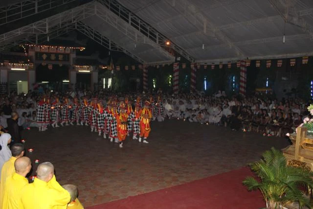 Chùm ảnh: Vũ hội lục cúng hoa đăng ảnh 11