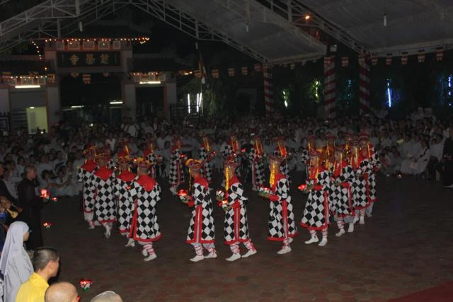 Chùm ảnh: Vũ hội lục cúng hoa đăng ảnh 12