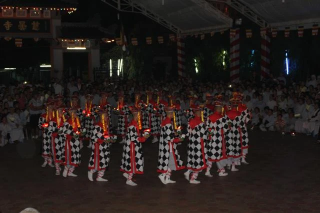 Chùm ảnh: Vũ hội lục cúng hoa đăng ảnh 13